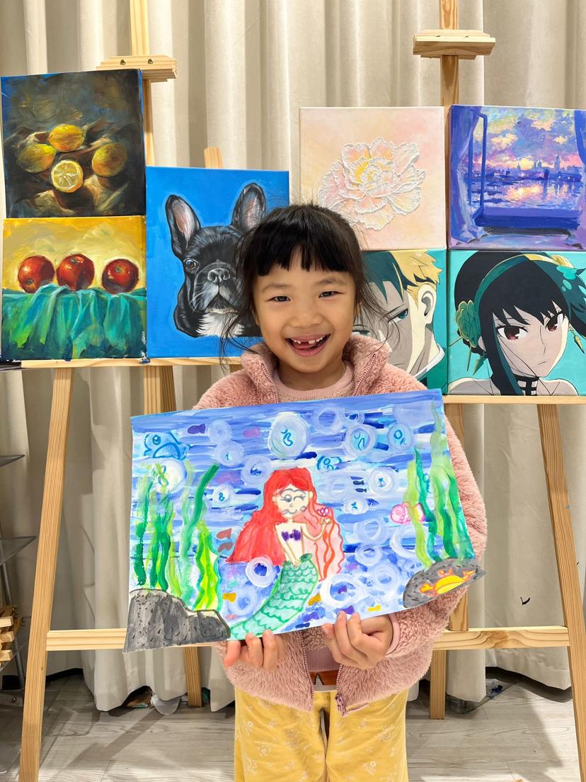 ArtVenture student with artwork at 藝術奇兵 art studio